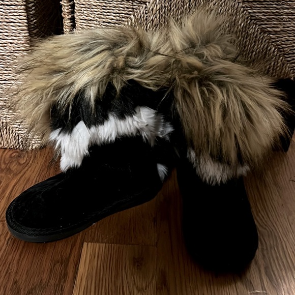 Cute Fur Moccasins - Picture 1 of 2